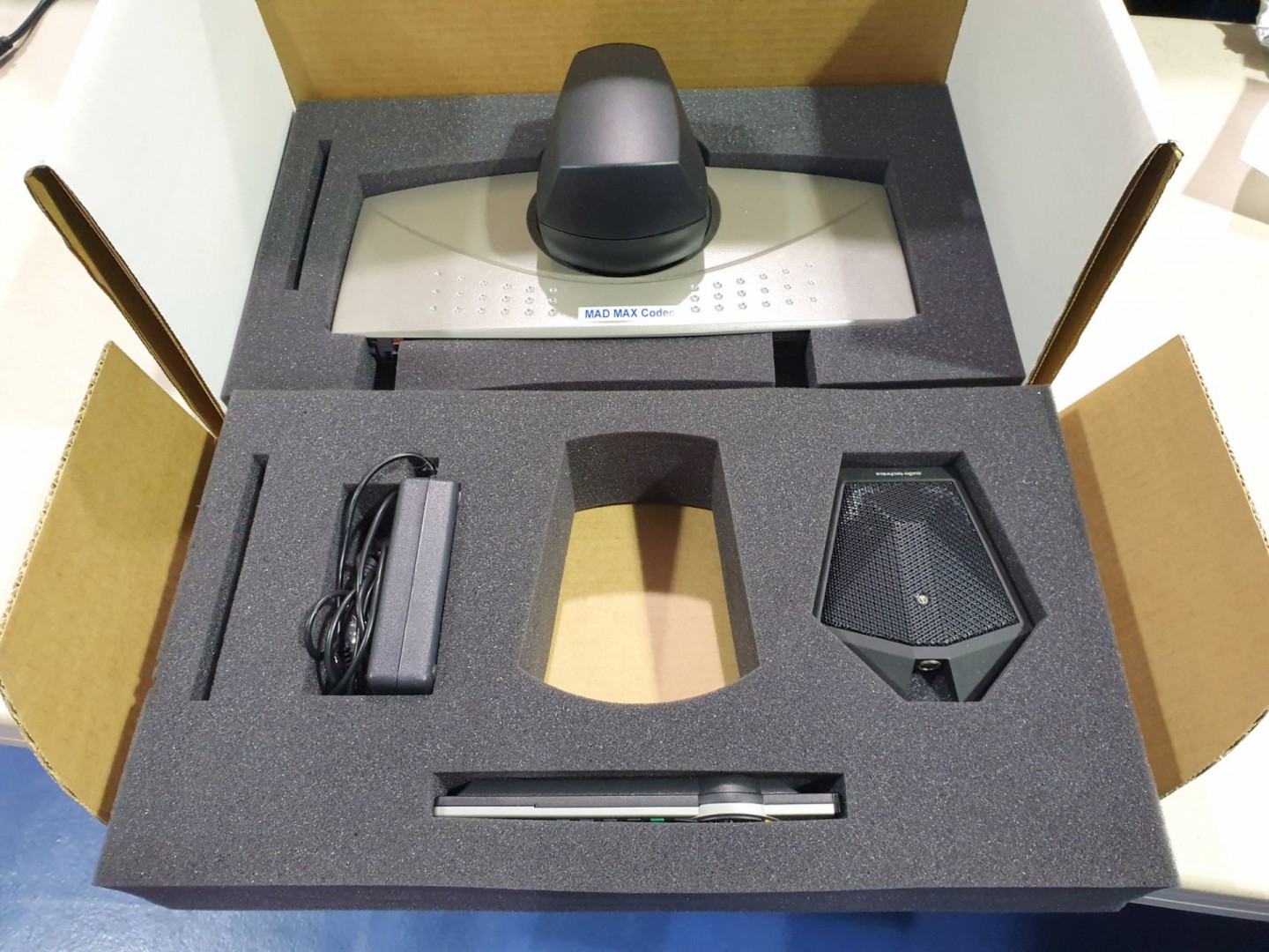Tandberg 550MXP video conferencing system with acc...