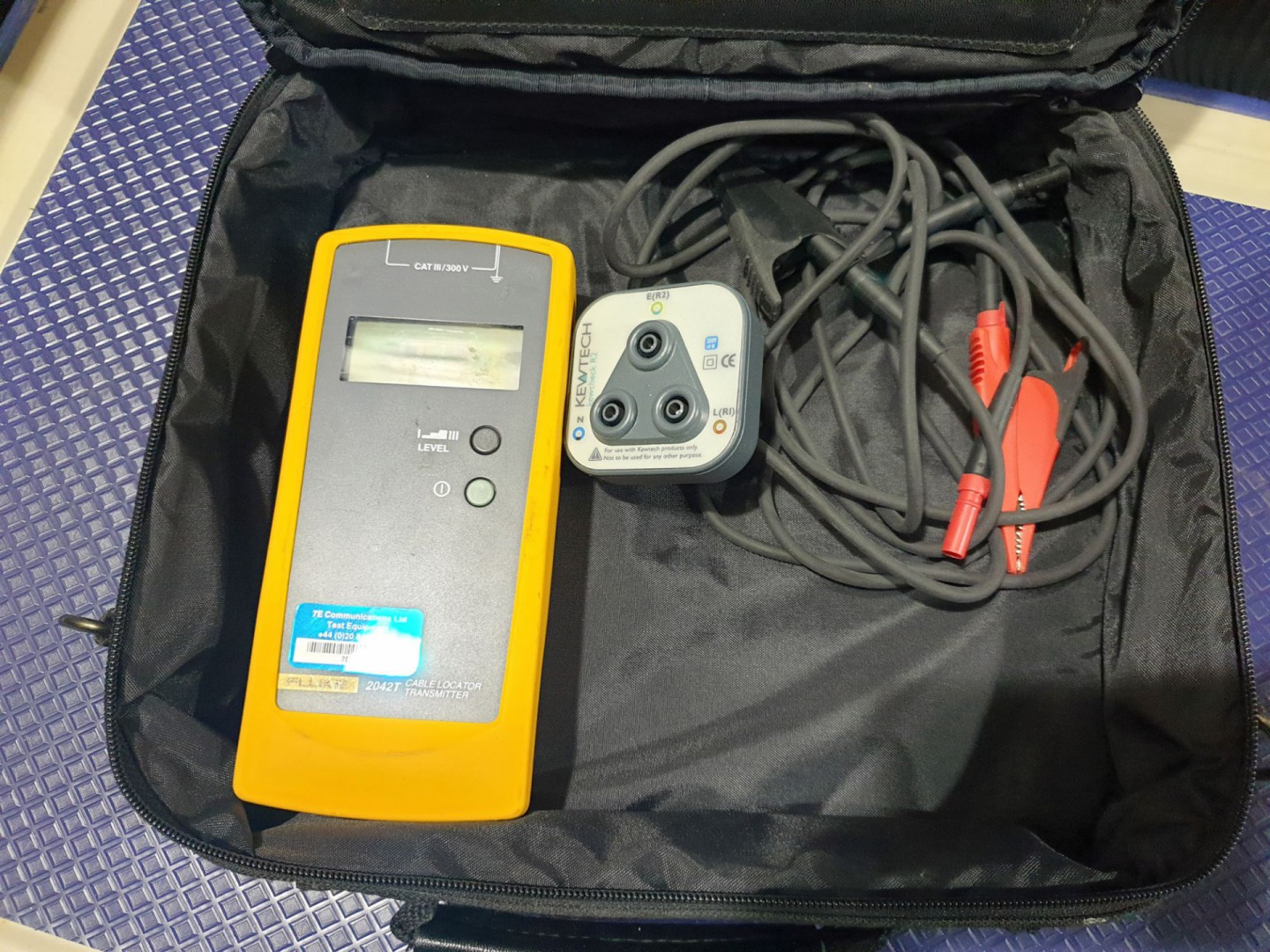 Fluke 2042T cable locator transmitter in carry cas...