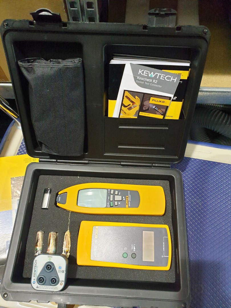 Fluke 2042T cable locator transmitter, Fluke 2042R...