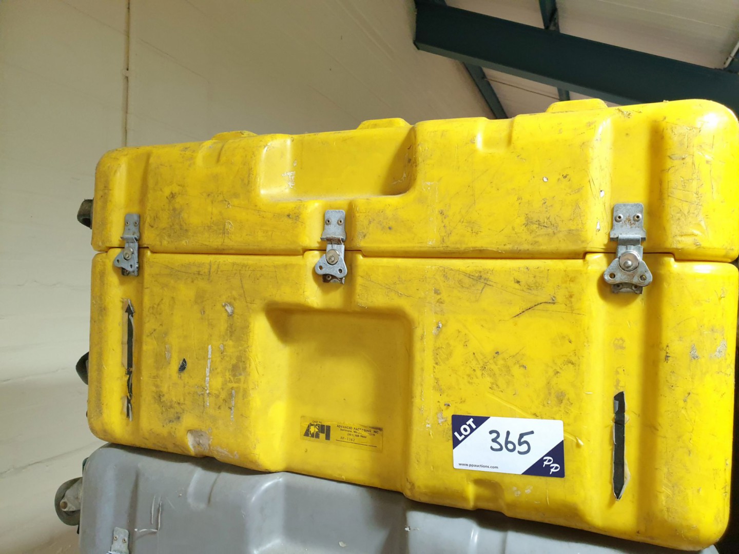 Hardigg yellow plastic mobile transit case, 26x28x...
