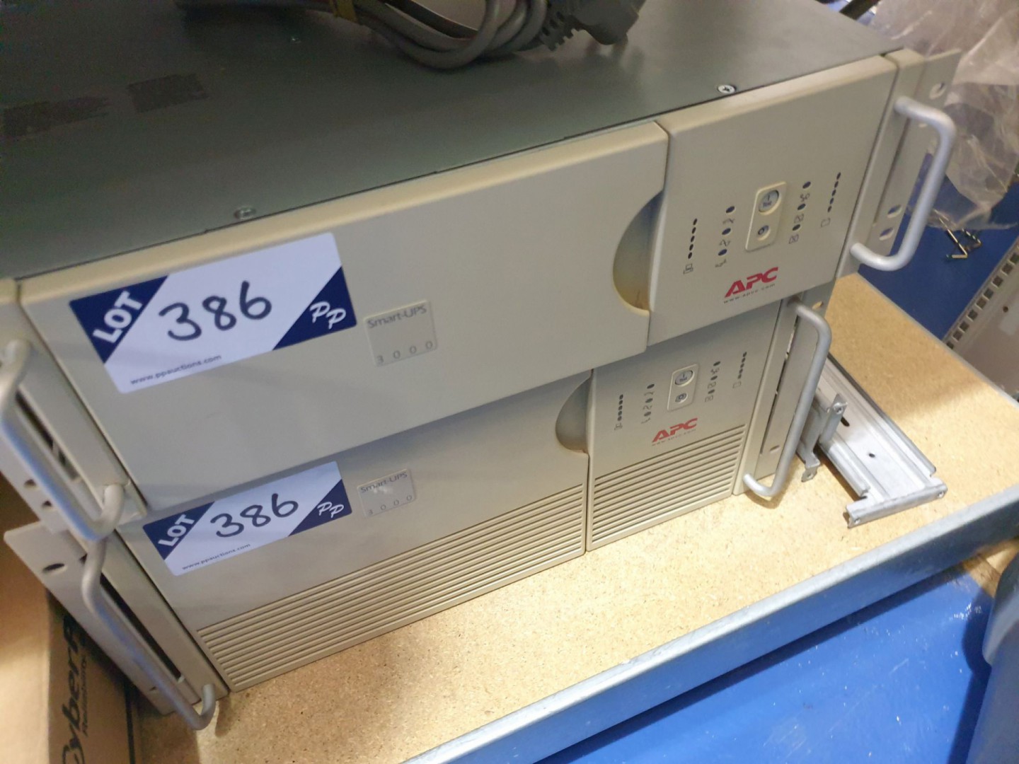 2x APC 3000 smart-UPS