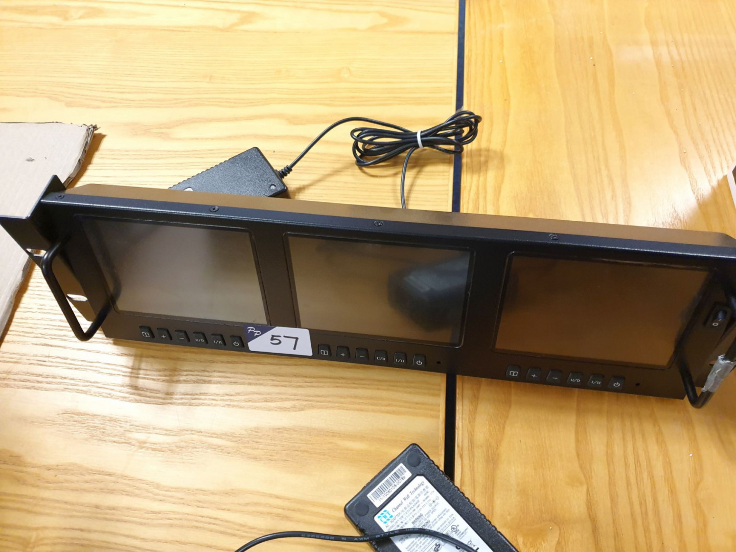 3x Product Shop Int LRM6521 rack mount LCD monitor...