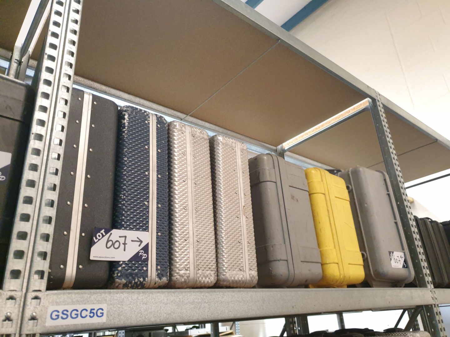 7x various aluminium, plastic carry cases