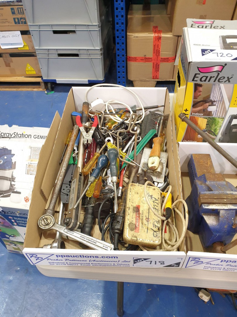 Qty various hand tools inc: torque wrenches, screw...