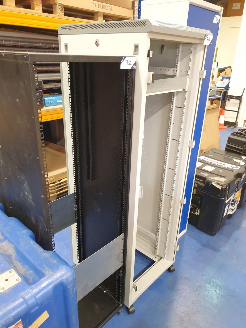 2x metal mobile equipment storage racks, 600x1840m...