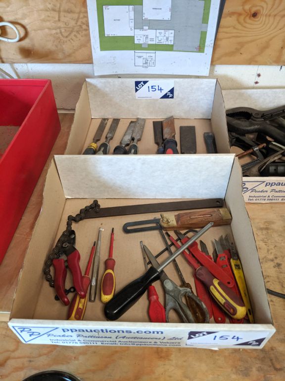 Qty various chisels, screwdrivers, scissors, hamme...