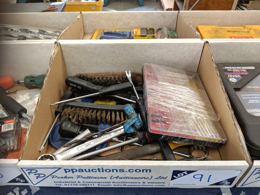Qty various hand tools inc: screwdrivers, spanners...