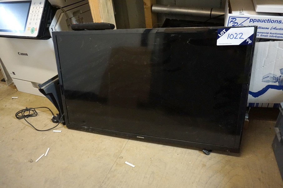 Samsung HG32EE 5905K LCD TV with remote