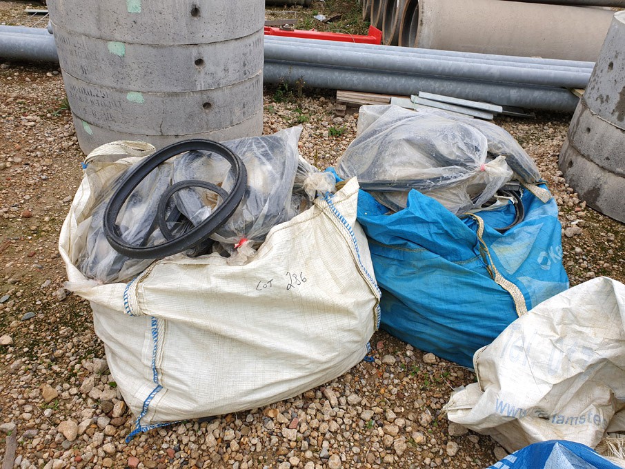 Various rubber seals in 2 bags