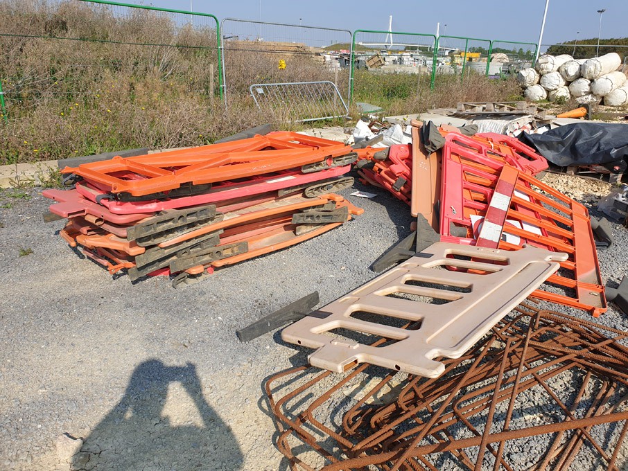 Qty red & orange plastic pedestrian safety fencing