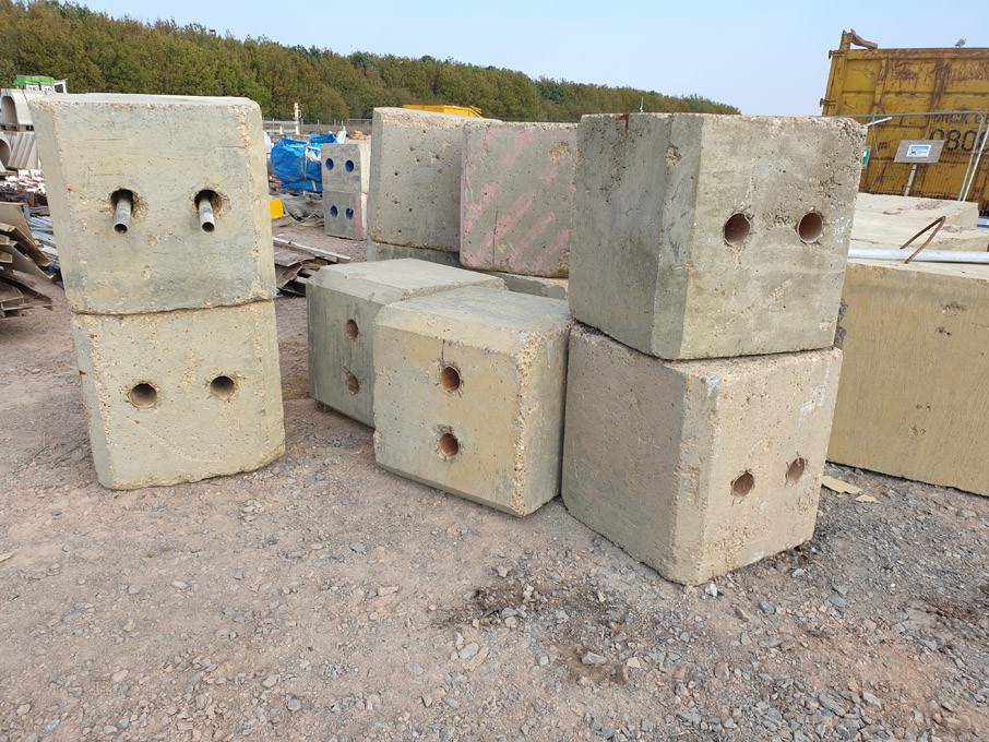 16x 800x800x800mm concrete blocks
