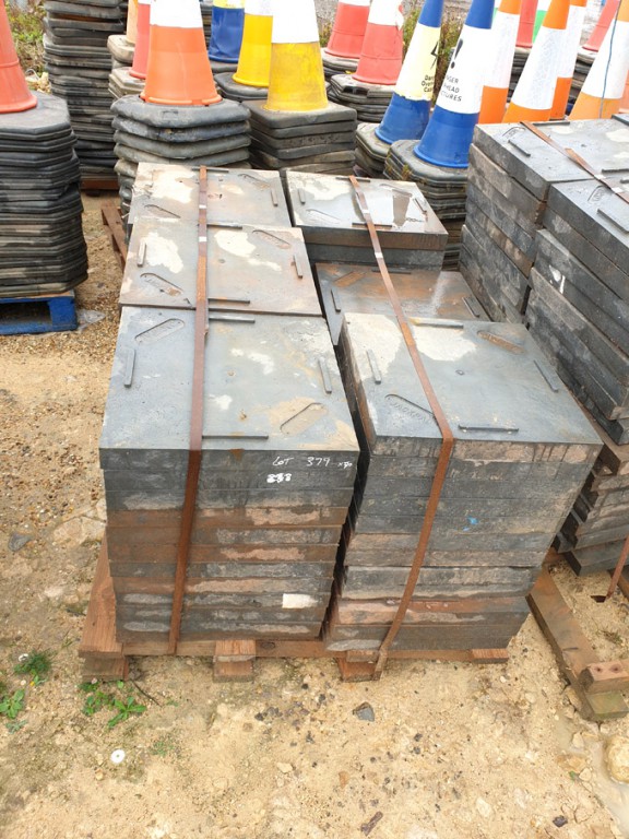 Qty plastic jackpads, 450x450mm on 1 pallet