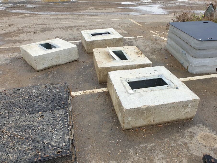 Concrete IP base for electricity boxes