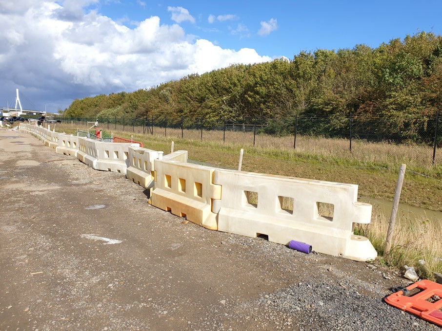 23 approx. white plastic interlocking barriers