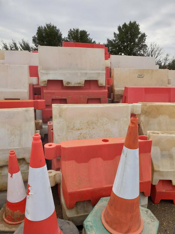Approx 165x red & white evo barriers, 1m wide