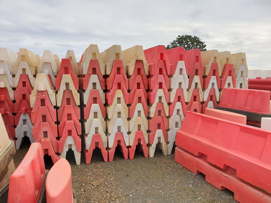74x red & white evo barriers, 1m wide