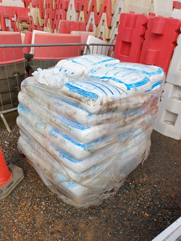 Qty 25kg bags Hygiene4Less ice melt on pallet