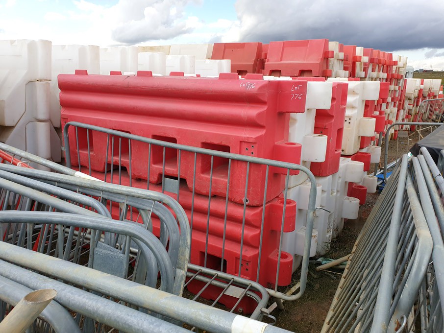 11x red / white motorway barriers