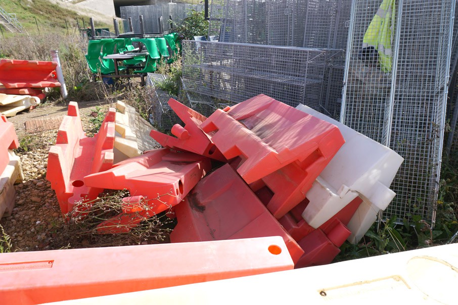 10x red, 10x white roadside safety barriers, 1000x...
