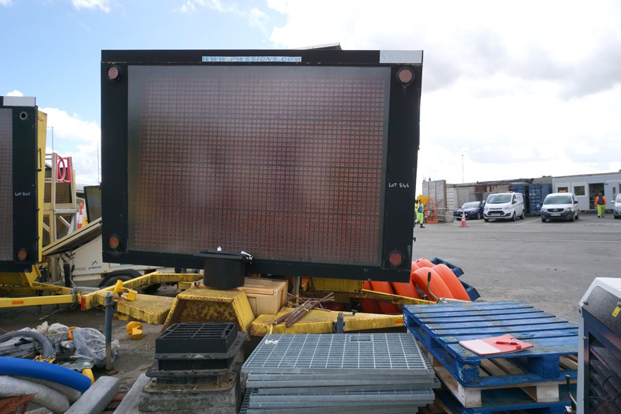 PWS towable digital battery operated road sign wit...