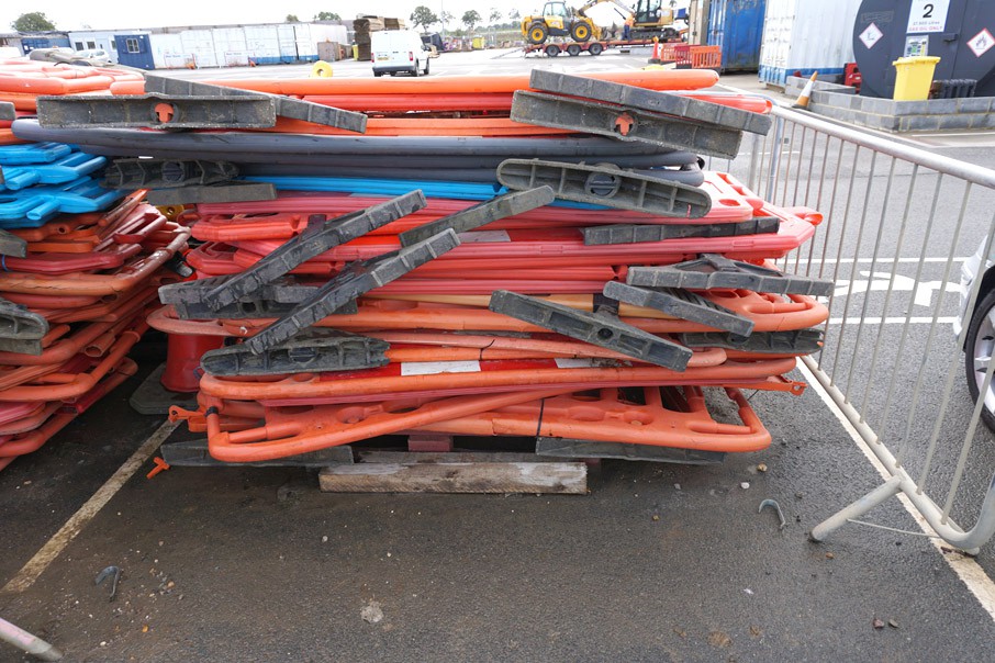 20x various plastic free standing safety barriers