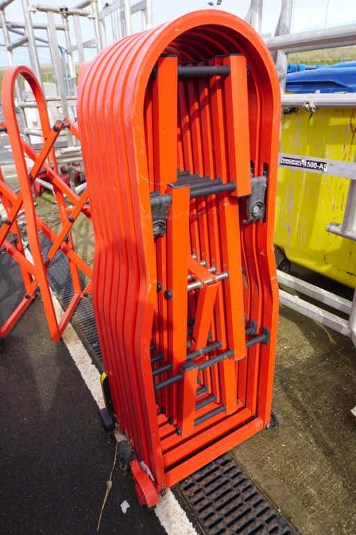 Hong Men retractable red mobile barrier, 1330x500m...