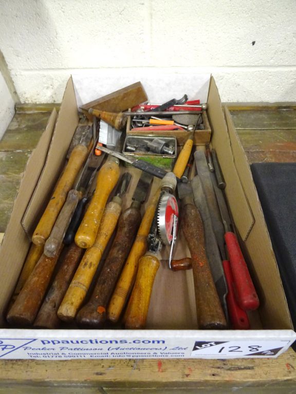 Qty various carpenter's tools inc: chisels, files,...