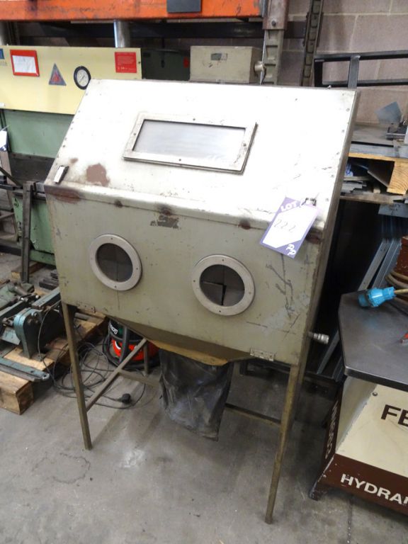 Single head blast cabinet