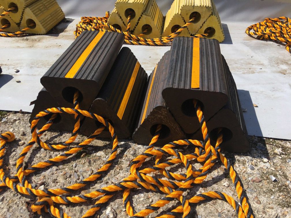 6x medium rubber chocks with rope, 150x150x350mm (...