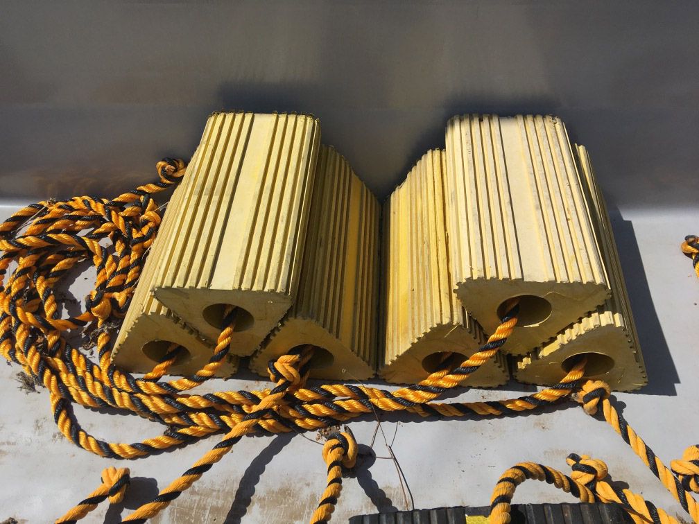 6x small yellow rubber chocks with rope, 150x150x3...