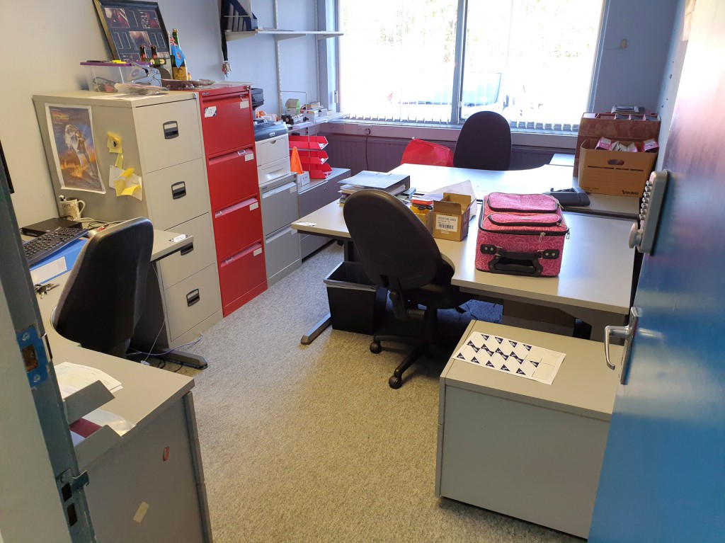 3x grey 1600x1200mm 'L' shape office desks, 5x gre...