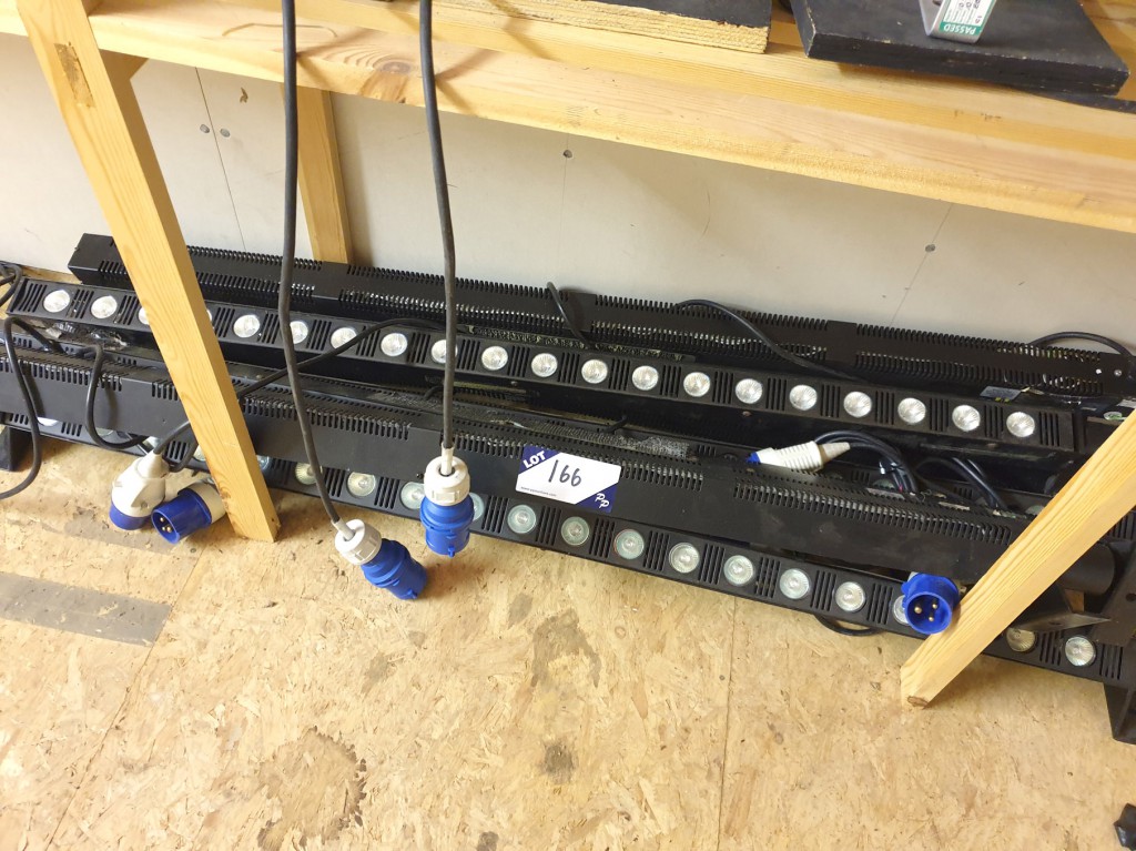 7x Tricorno Showtec studio strip lights