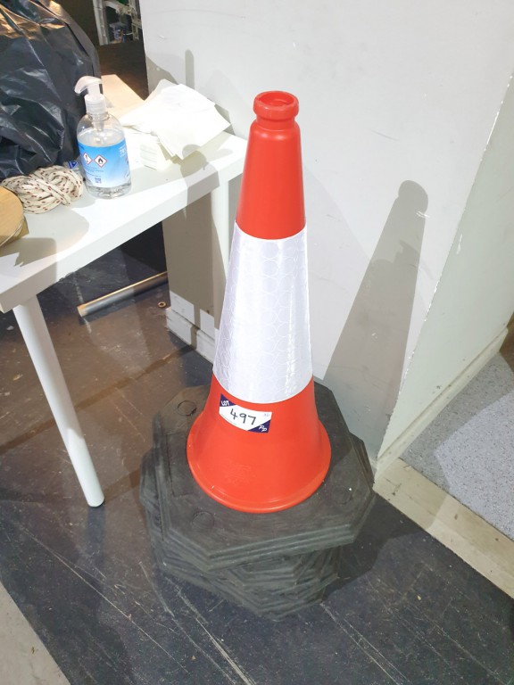 6x Red 750 centre safety cones