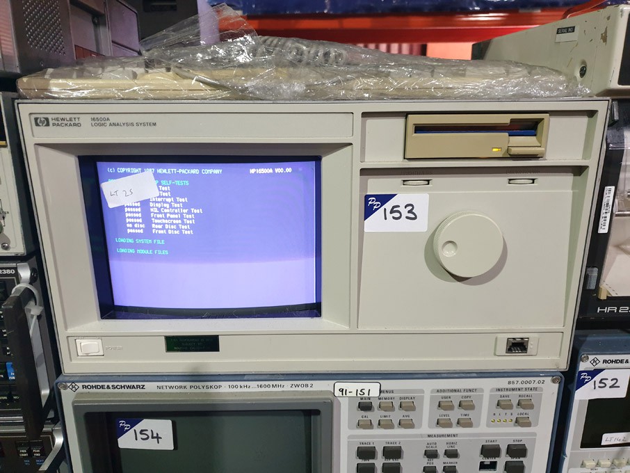 HP 16500A logic analysis system with keyboard