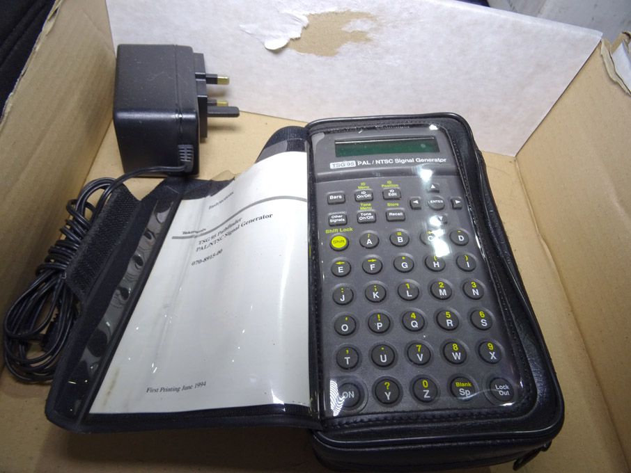 Tektronix TSG95 hand held PAL / NTSC signal genera...