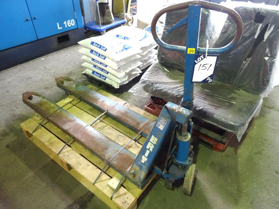 Brit 2000kg manual pallet truck - lot located at:...