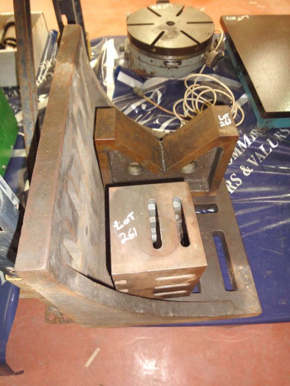 300x400mm angle plate, 130x150mm CI block - Lot Lo...