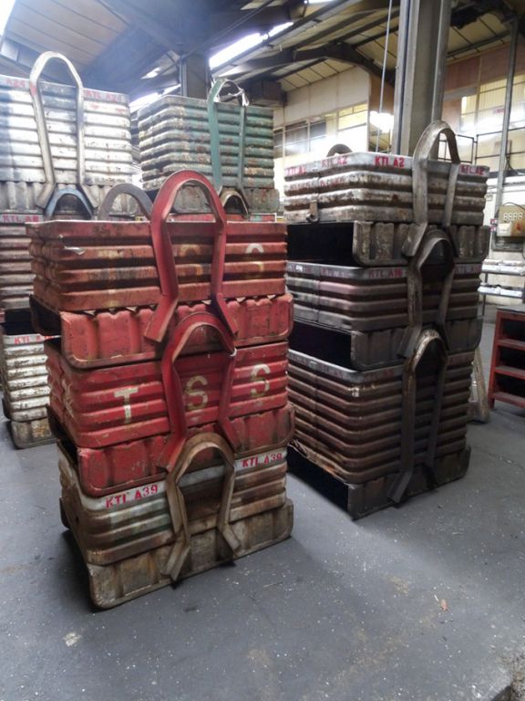 6x solid sided metal stackable stillages, 5x 970x7...