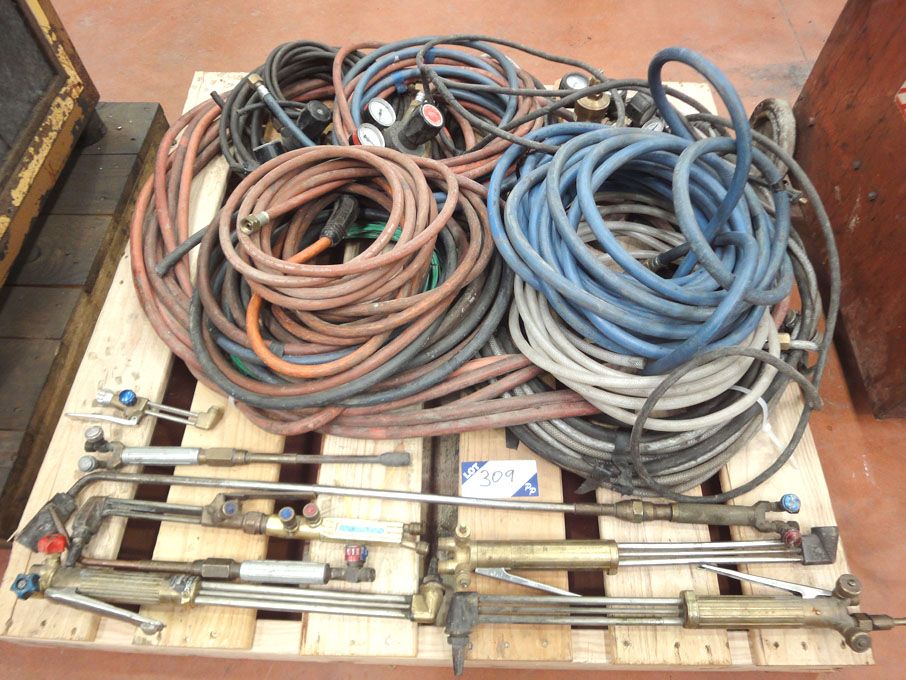 Qty various welding hoses, torches & 1800x1800mm w...