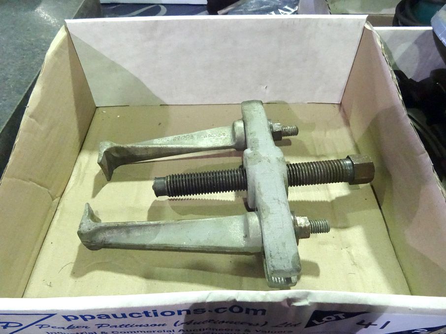 Sykes Pickavant bearing puller - lot located at:...