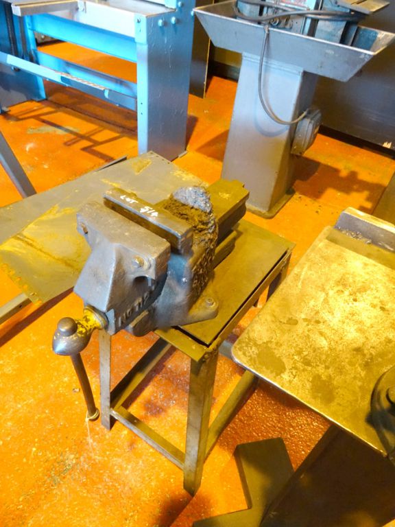Record No112 bench vice on stand - lot located at:...