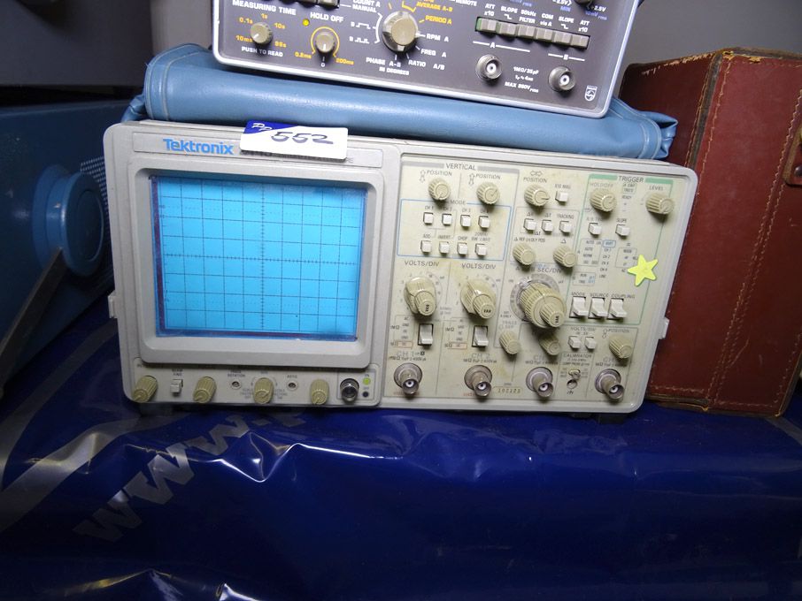 Tektronix 2445 oscilloscope with cables
