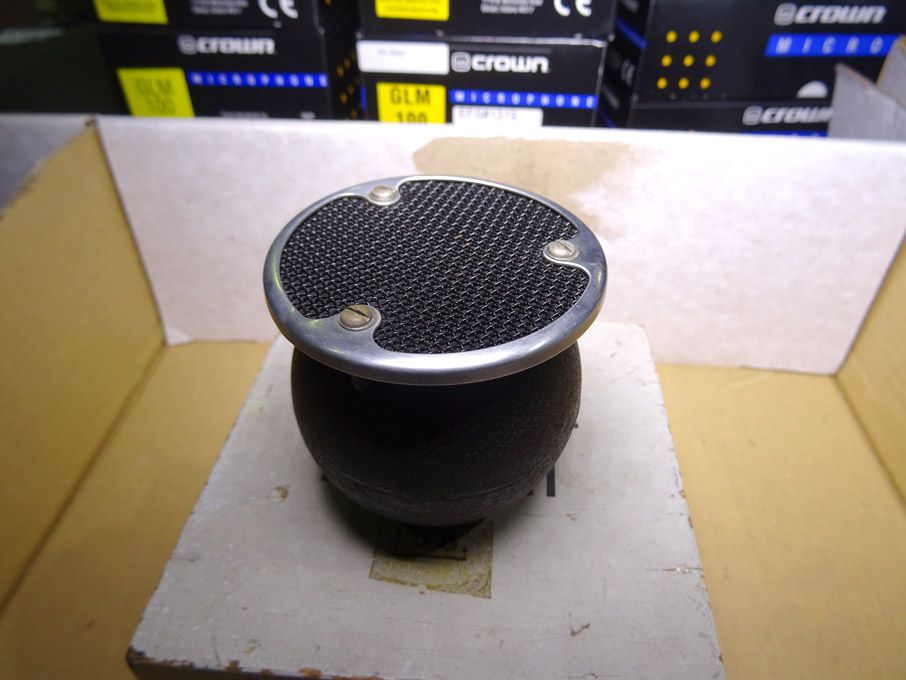 STC 4021 microphone in wooden box