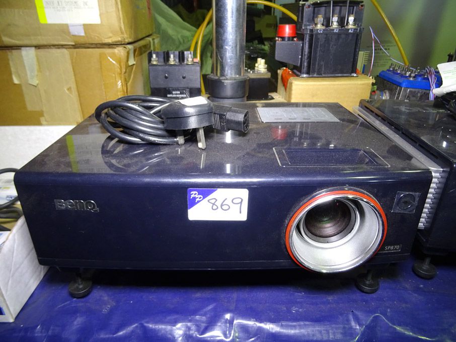 BenQ SP870 digital projector with ceiling bracket