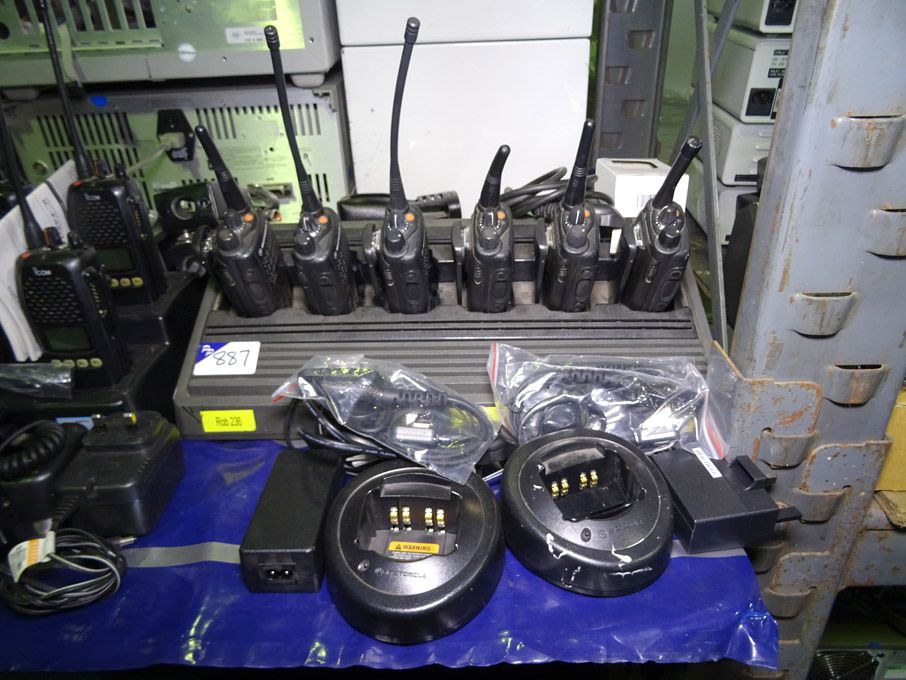 6x Motorola GP680 walkie talkies, charger, batteri...