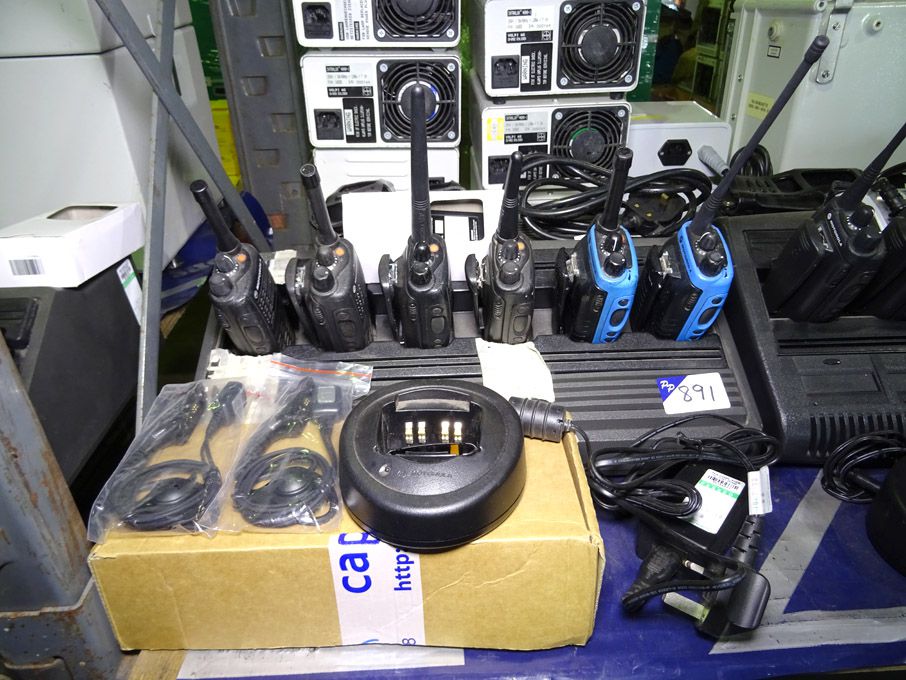6x Motorola GP680 walkie talkies, charger, cables,...