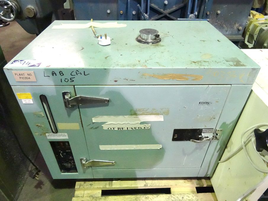 B & T Laboratory Equipment laboratory oven, 300deg...