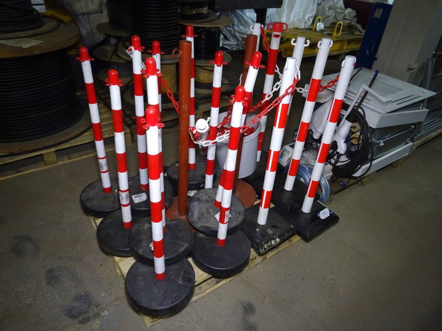 Qty plastic cordening off posts & chains - Lot Loc...
