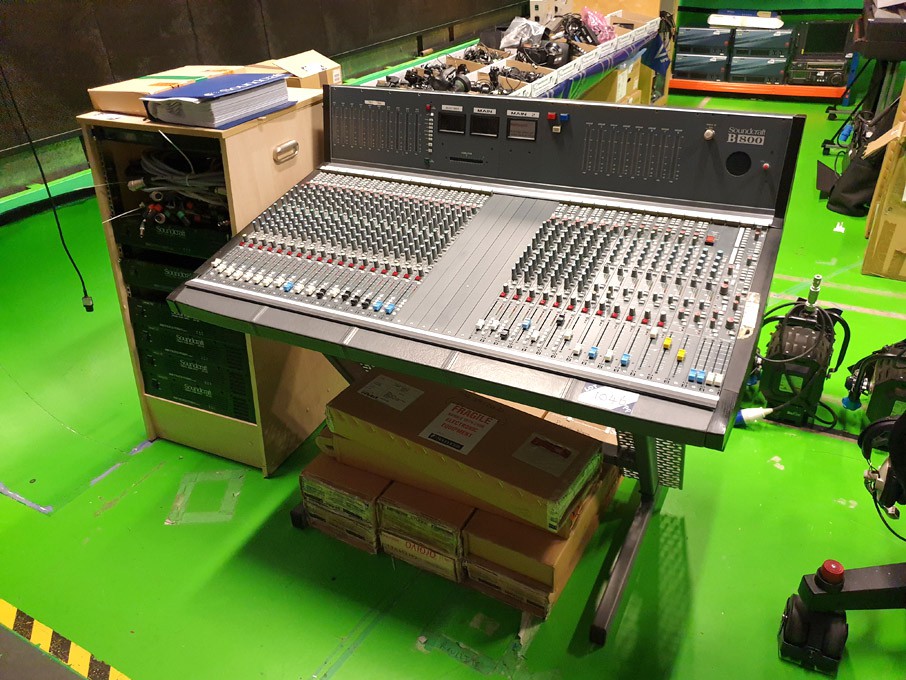 Soundcraft B800 30 channel stereo mixing desk with...