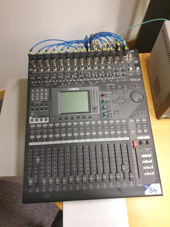 Yamaha 01V96i digital mixing console, 16 channel